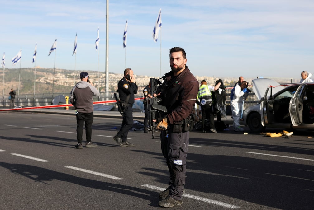 Des fonctionnaires israeliens travaillent sur les lieux d'une fusillade a jerusalem