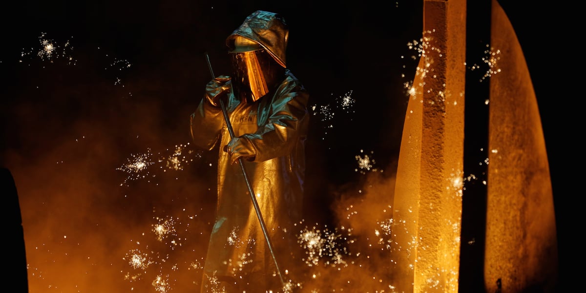 Un employé sur le site de ThyssenKrupp, à Duisburg (Allemagne).