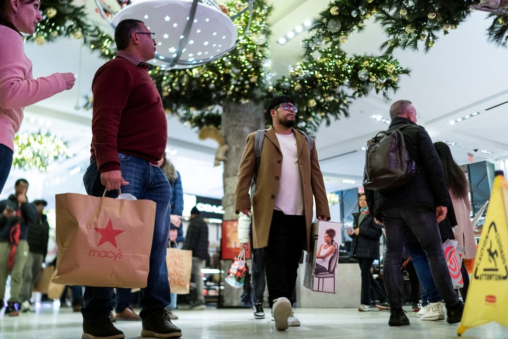 Des gens se dirigent vers l'interieur du magasin phare macy's a new york