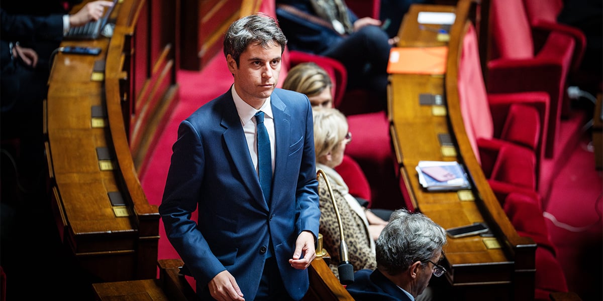 Gabriel Attal lors du débat public et du vote sur la motion de censure déposée par le RN et le PFN contre le gouvernement, au palais Bourbon, dans l'hémicycle de l'Assemblée nationale française, à Paris, le 4 décembre 2024.