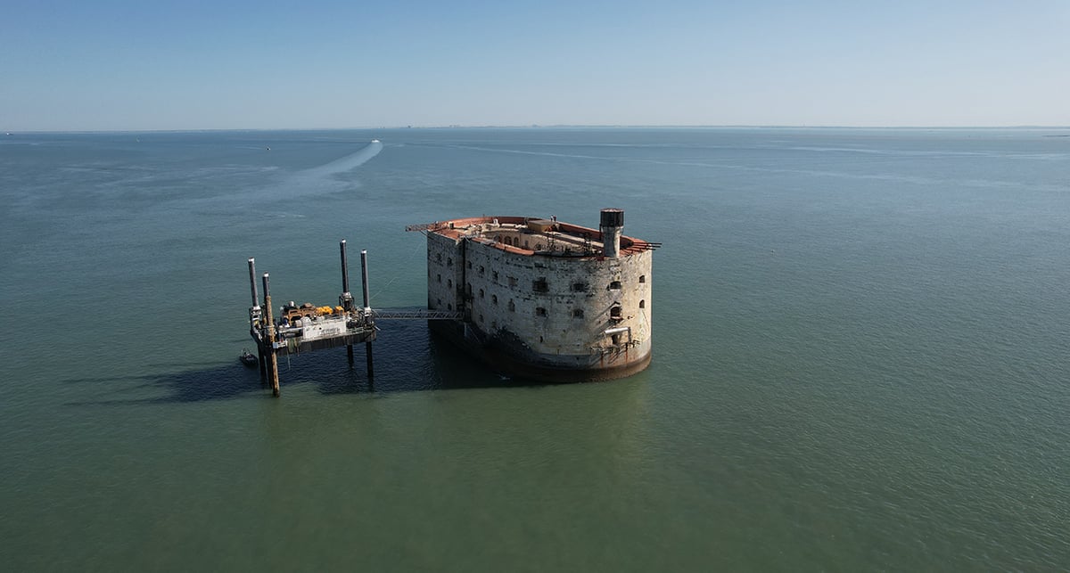Construit en 1804 pour protéger l’arsenal de Rochefort, le fort est aujourd’hui lézardé par le temps et la houle.