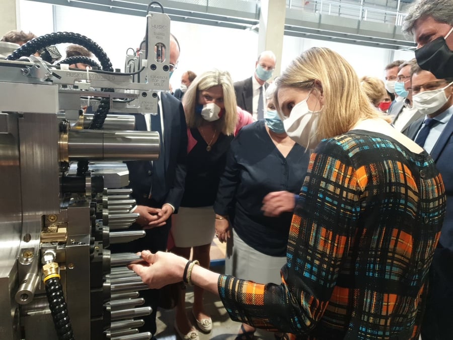 Jacqueline Gourault et Agnès Pannier-Runacher lors de leur visite ministérielle de l'unité d'injection de la SGT, une entreprise implantée dans le parc industriel Saôneor, à Chalon-sur-Saône, le 20 juillet dernier.