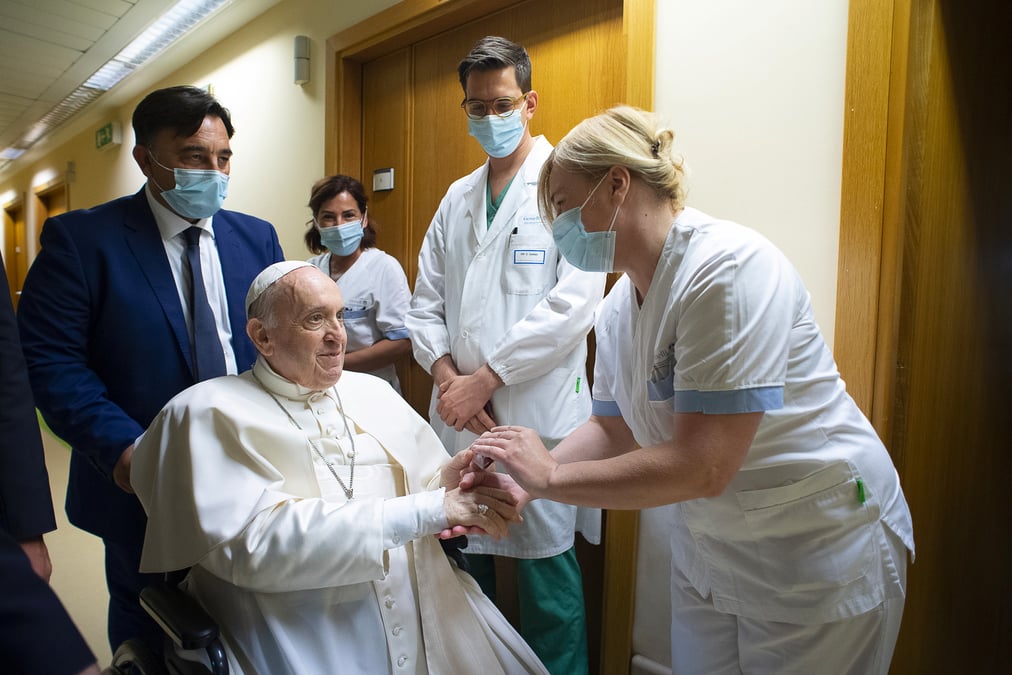 Le pape francois va rester encore quelques jours a l'hopital