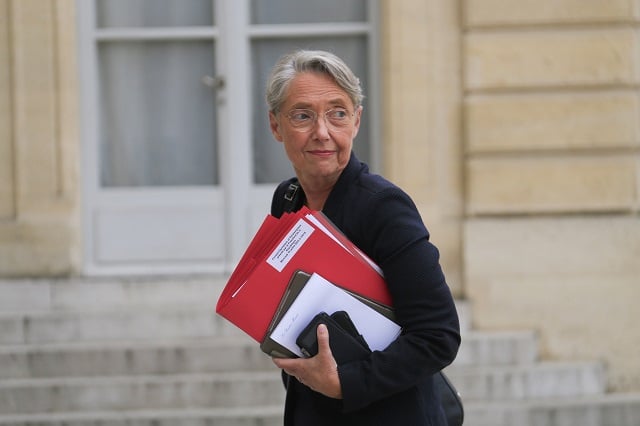 La Première ministre Elisabeth Borne dans la cour de l'Elysée ce jeudi 20 juillet.