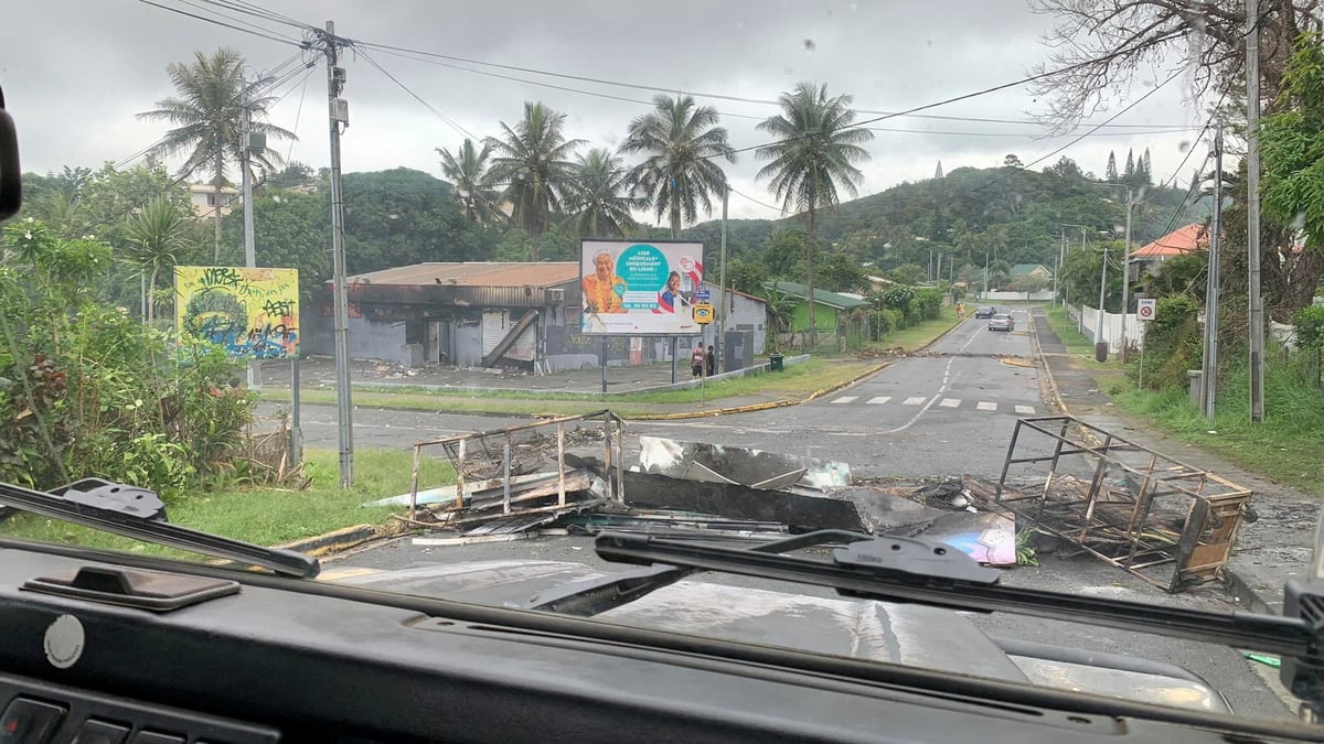 Photo d'archives d'une route barricadee par des emeutiers en nouvelle-caledonie