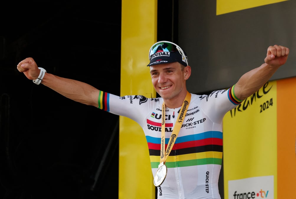 Remco evenepoel (soudal-quick step) remporte la septieme etape du tour de france, un contre-la-montre en bourgogne