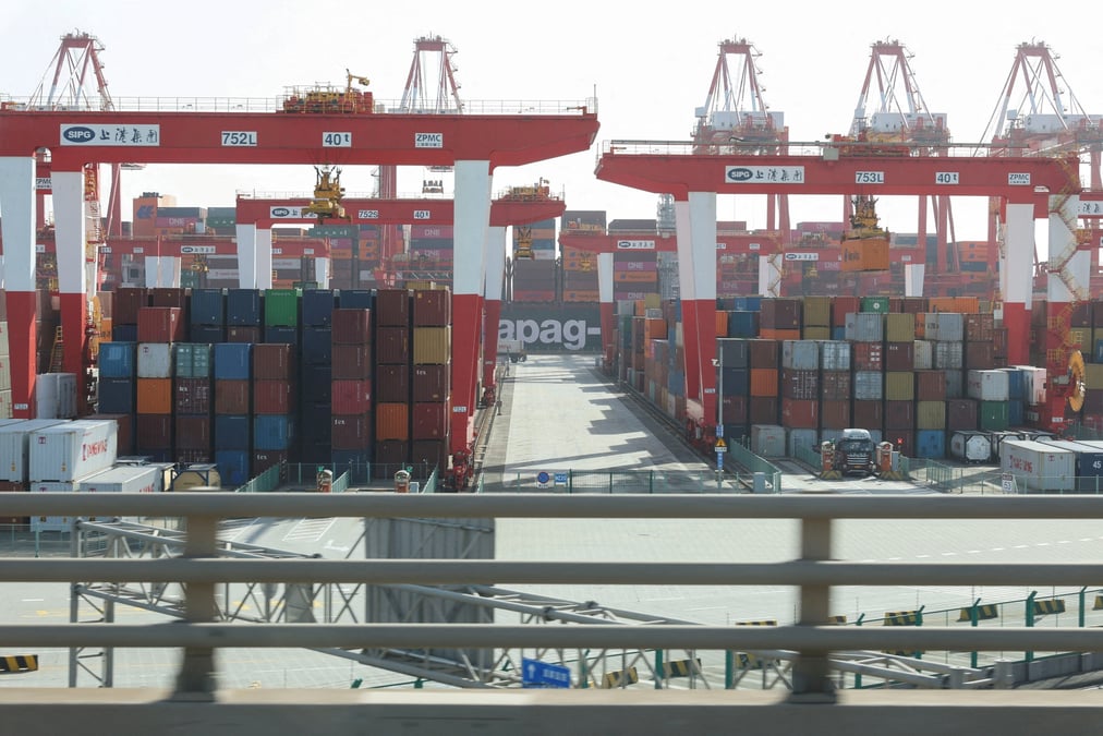 Dans le port de Yangshan, à l’extérieur de Shanghai.