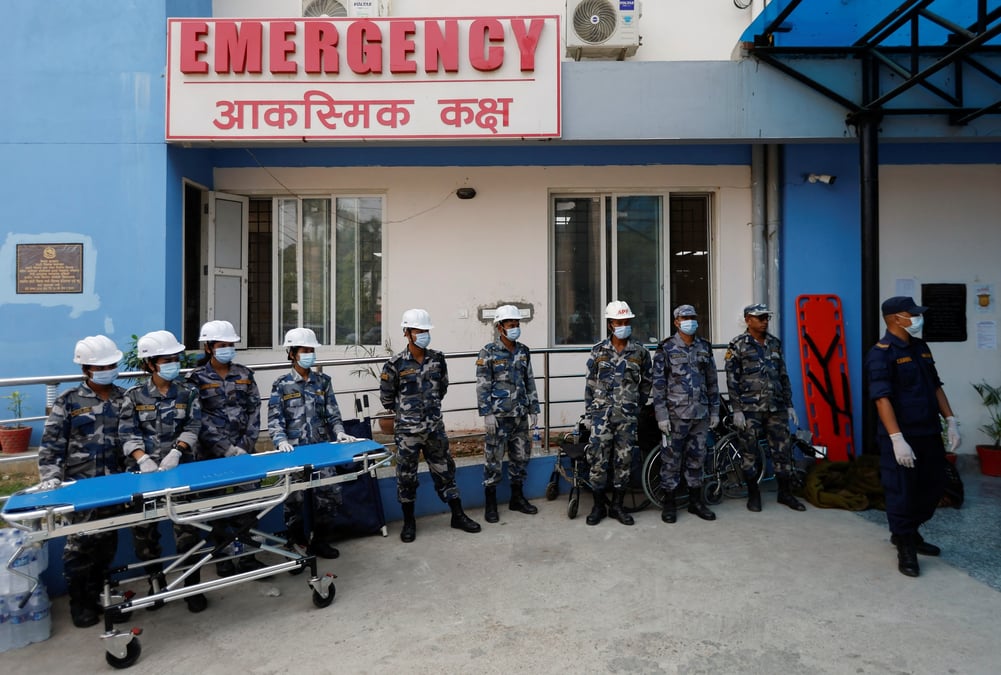 L'exterieur de l'hopital en attendant les victimes du tremblement de terre a nepalgunj, au nepal
