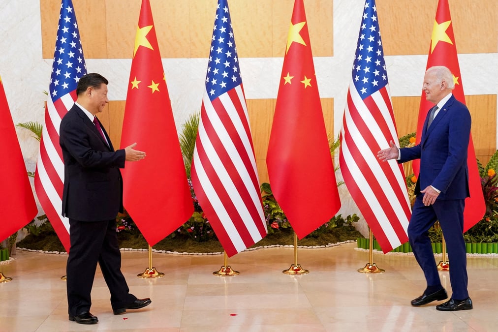 Selon un porte-parole de la Maison Blanche, les présidents chinois et américain « se connaissent très bien et depuis longtemps, ils peuvent être francs et directs l'un avec l'autre » (Ici à Bali, lors d'un G20, en novembre 2022).