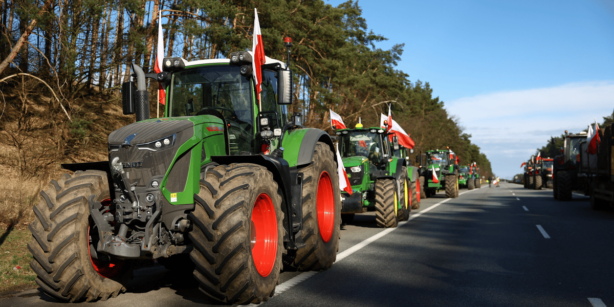 Des agriculteurs polonais bloquent l'autoroute frontaliere allemande