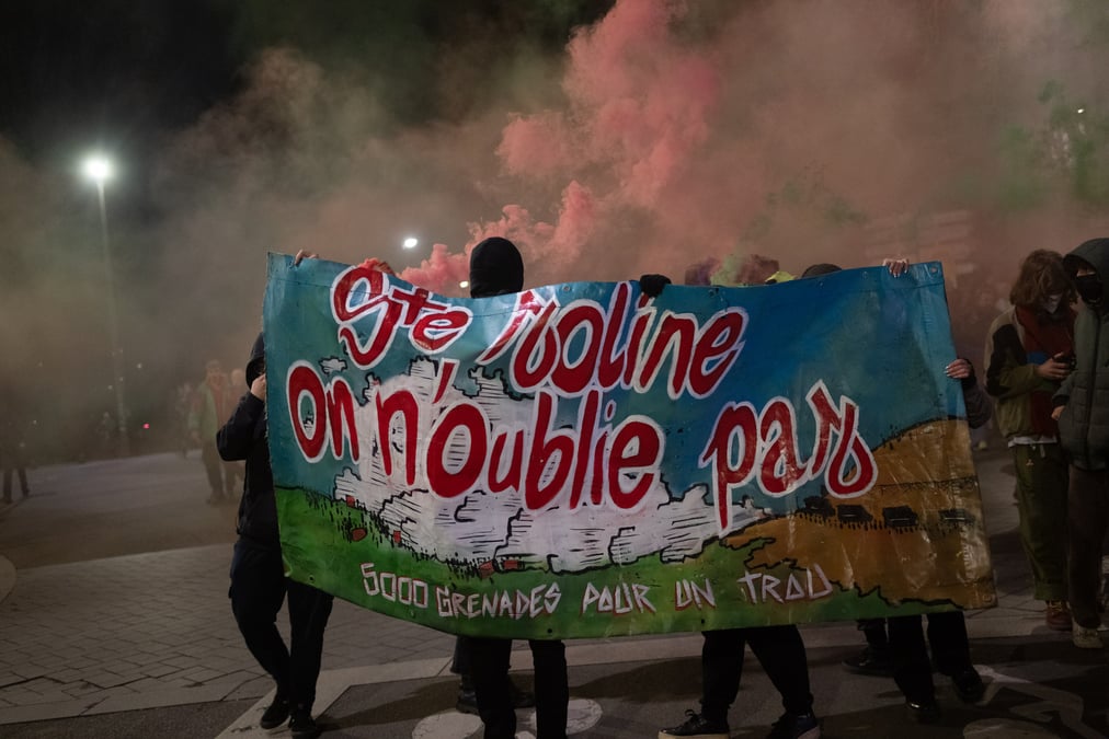 L'année dernière, la réponse musclée de l'Etat avait en effet été critiquée comme à l'origine d'une aggravation du conflit. Cette année, on ne sait même pas qui sera le ministre de l'Intérieur lors de l'évènement.