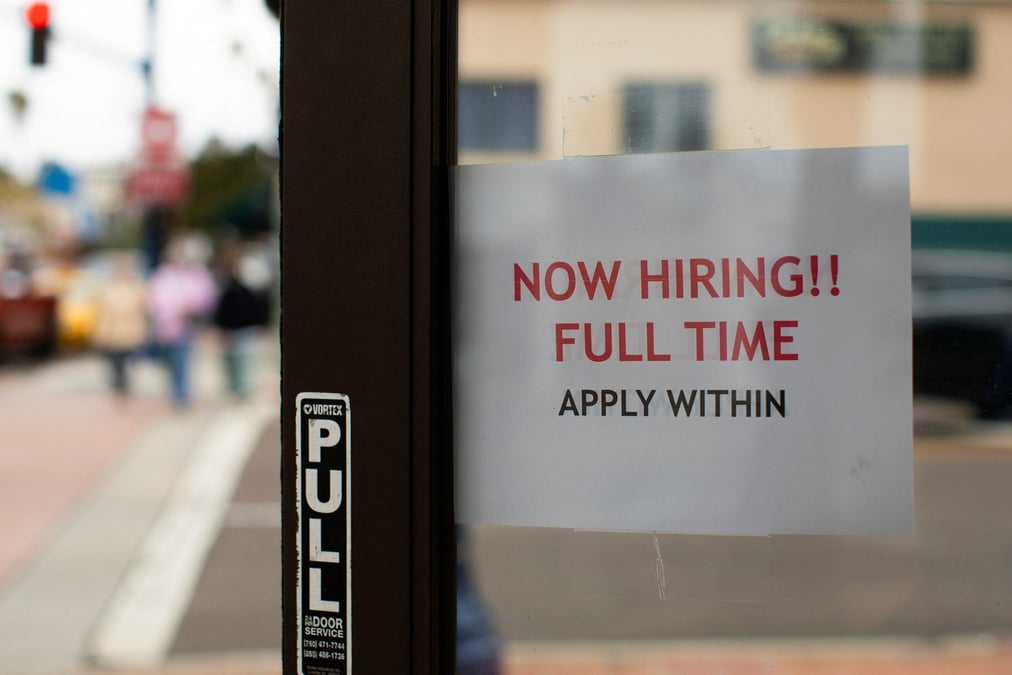 Un magasin de detail annonce un emploi a plein temps sur sa porte ouverte a oceanside, californie