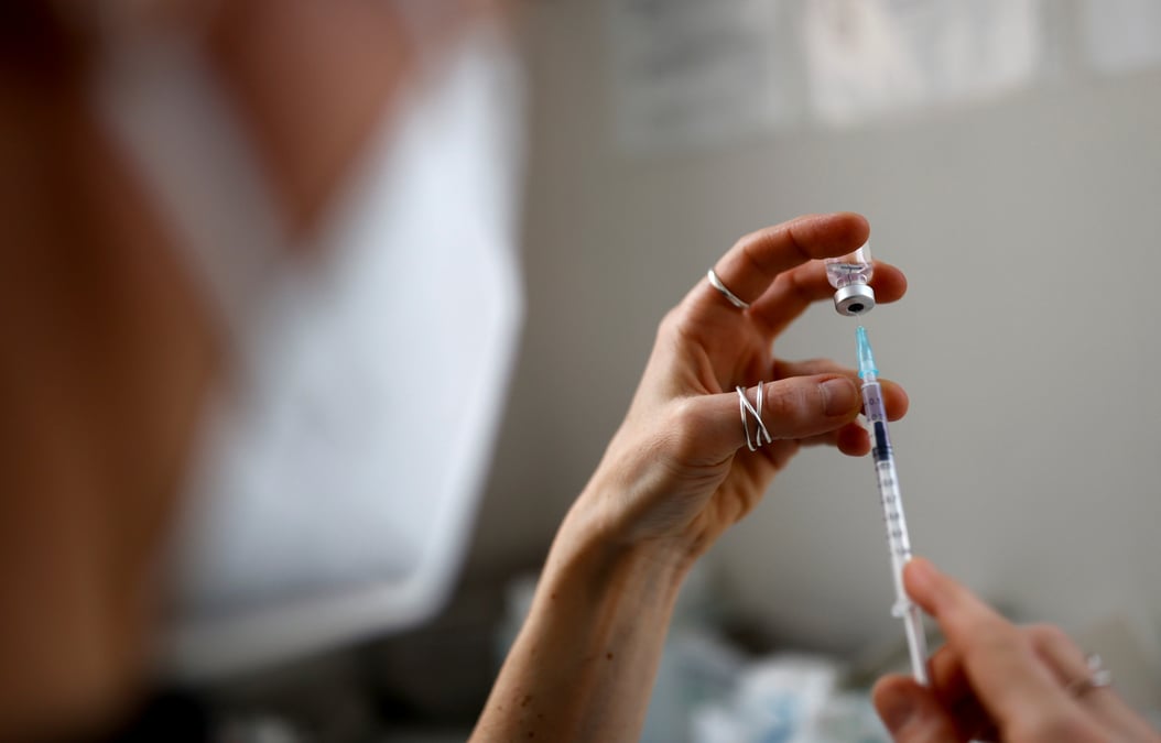 France/coronavirus: "les medecins ont de quoi vacciner", dit castex