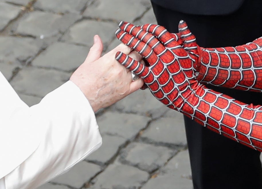 A rome, spiderman s'invite a l'audience papale
