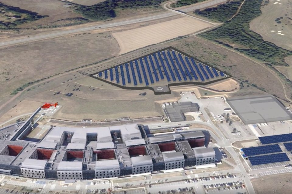 Construite par Idex, la future centrale sera équipée de panneaux anti-reflets pour ne pas éblouir les pilotes atterrissant sur l'héliport de l'hôpital.