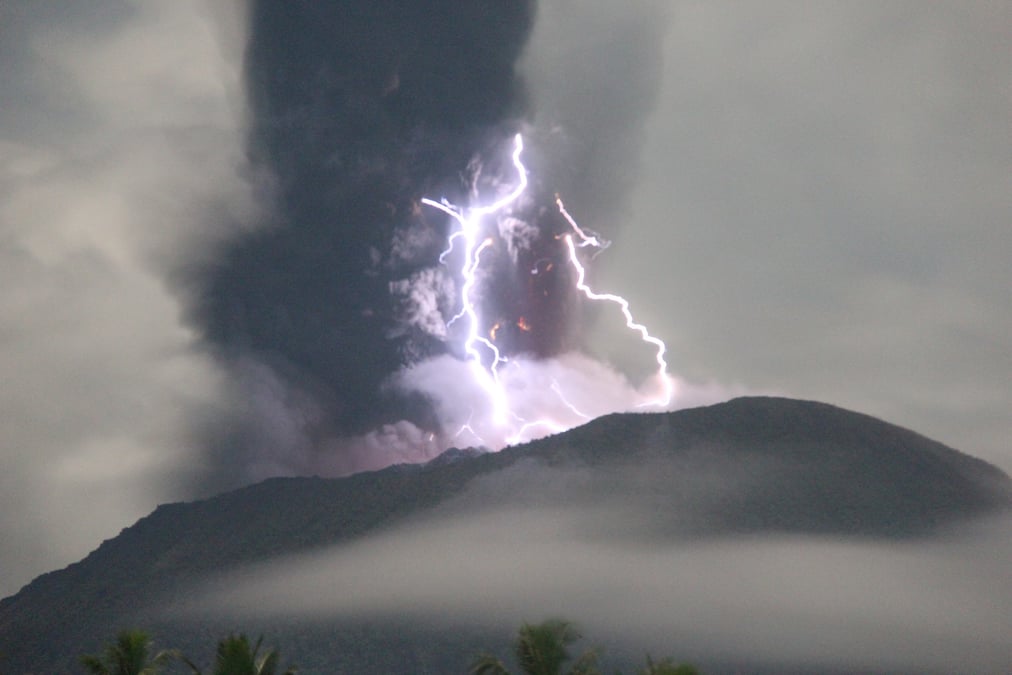 Photo d'un volcan qui est entre en eruption sur l'ile de halmahera, situee dans le nord-est de l'indonesie