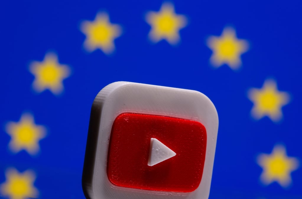 Illustration du logo youtube imprime en 3d devant un drapeau de l'union europeenne