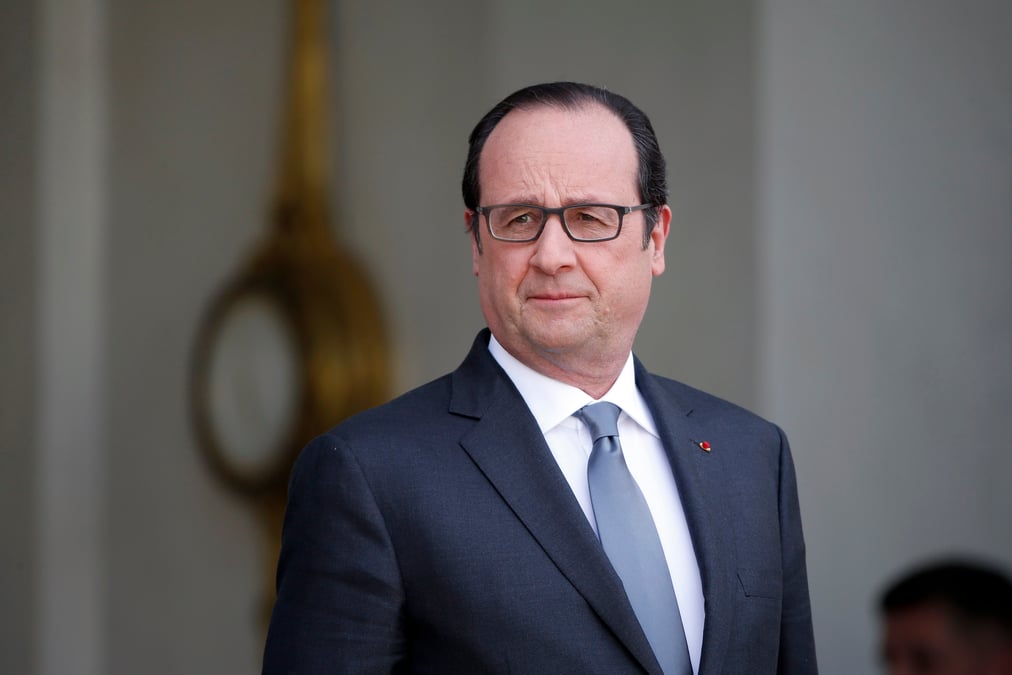 Francois hollande en baisse de 4 points dans le barometre opinionway