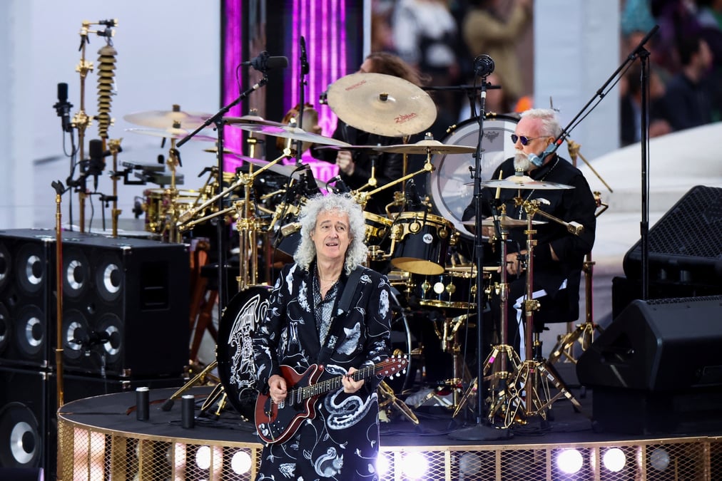 Brian may du groupe queen joue de la guitare
