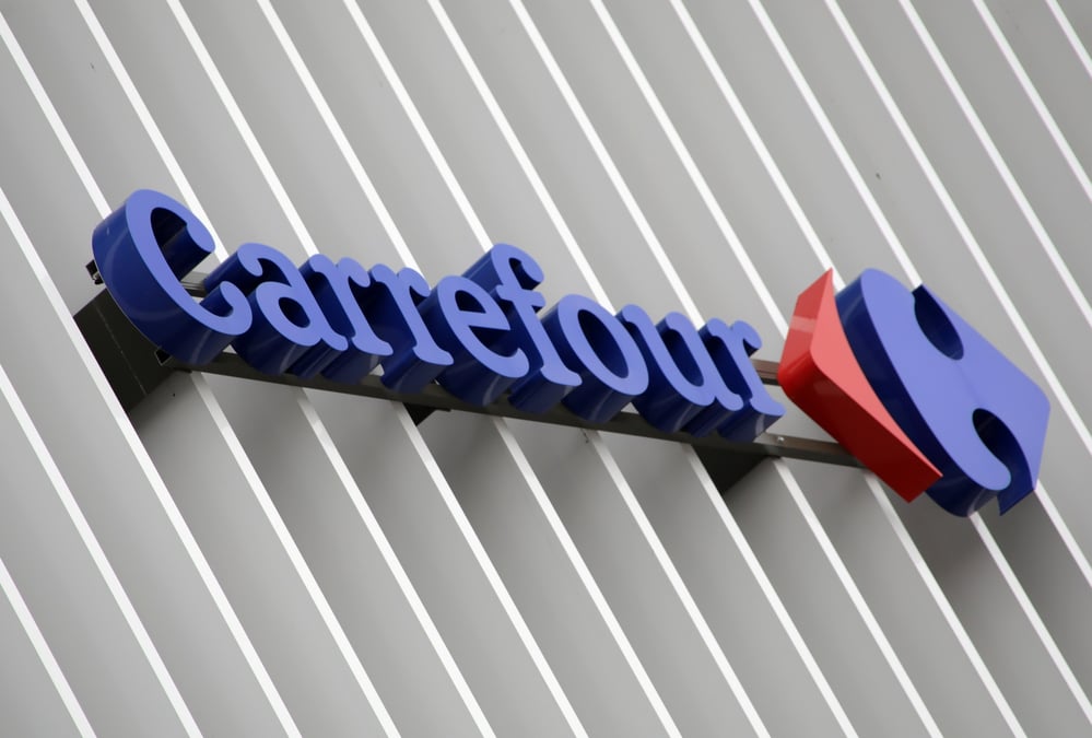 Le logo de carrefour est visible dans un hypermarche carrefour a nice