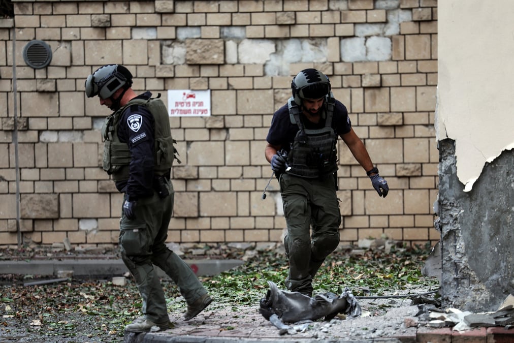 La police israelienne inspecte les degats a ashkelon, en israel