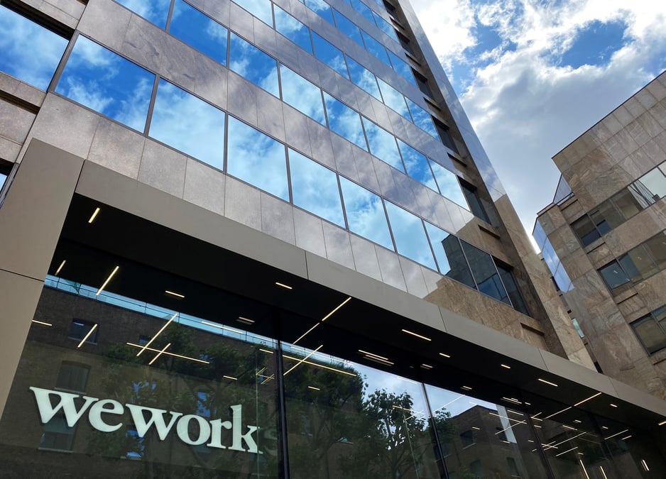 Photo d'archives: le logo de wework est visible dans la fenetre d'un immeuble de bureaux a londres