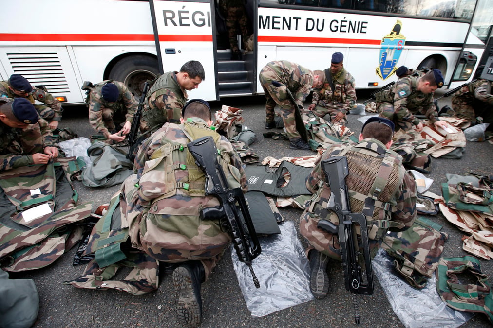 Annulation de la suppression de 7.500 postes dans les armees