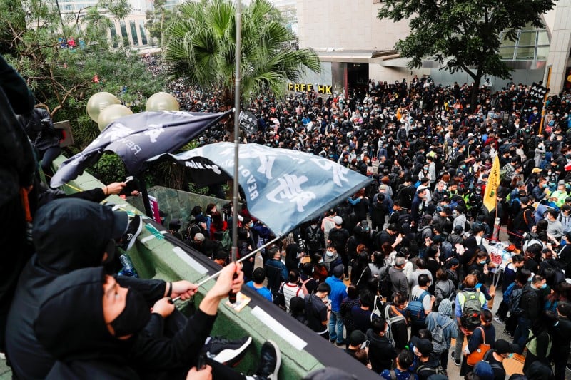 Hong kong: un chef de file des manifestants arrete apres des echauffourees