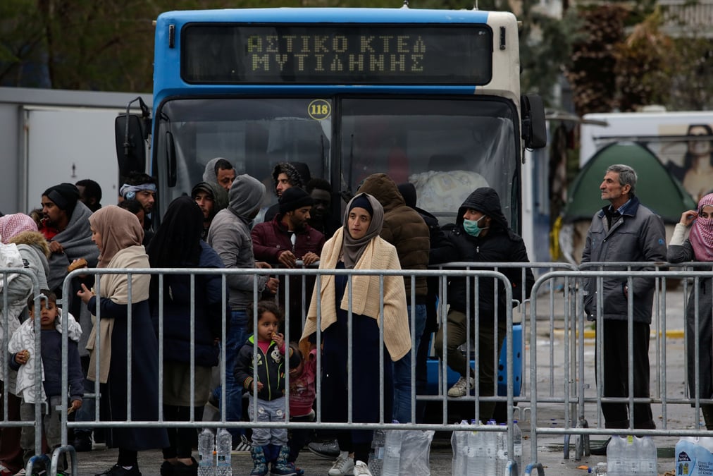 Ankara accuse les forces grecques d'avoir blesse des migrants, renforce sa frontiere