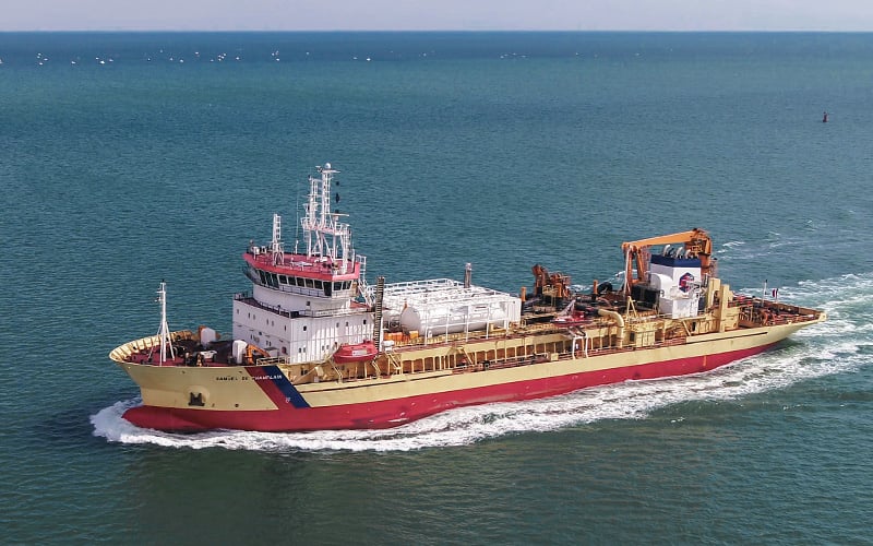 Drague Samuel de Champlain, premier navire GNL français