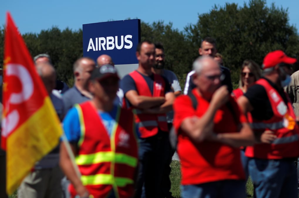 Les salaries d'airbus en greve a toulouse contre les suppressions de postes
