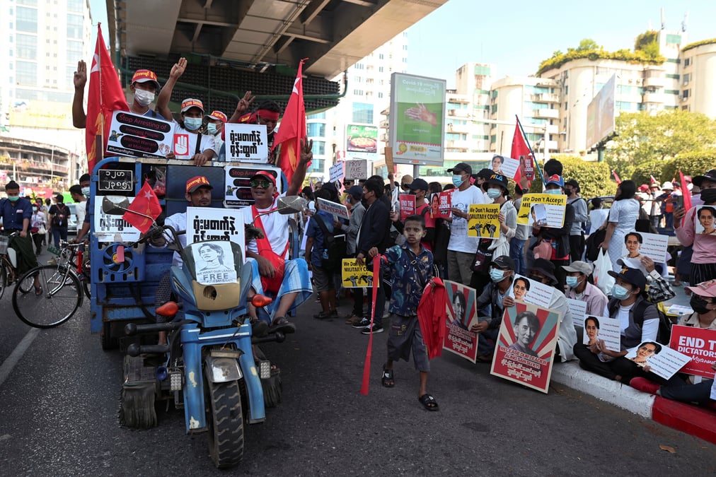 Manifestations massives et greves en birmanie