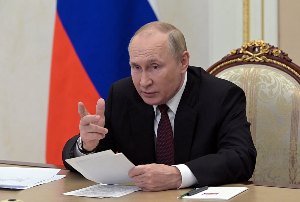 Le president russe vladimir poutine s'adresse aux chefs des agences de securite des etats de la cei par video a moscou