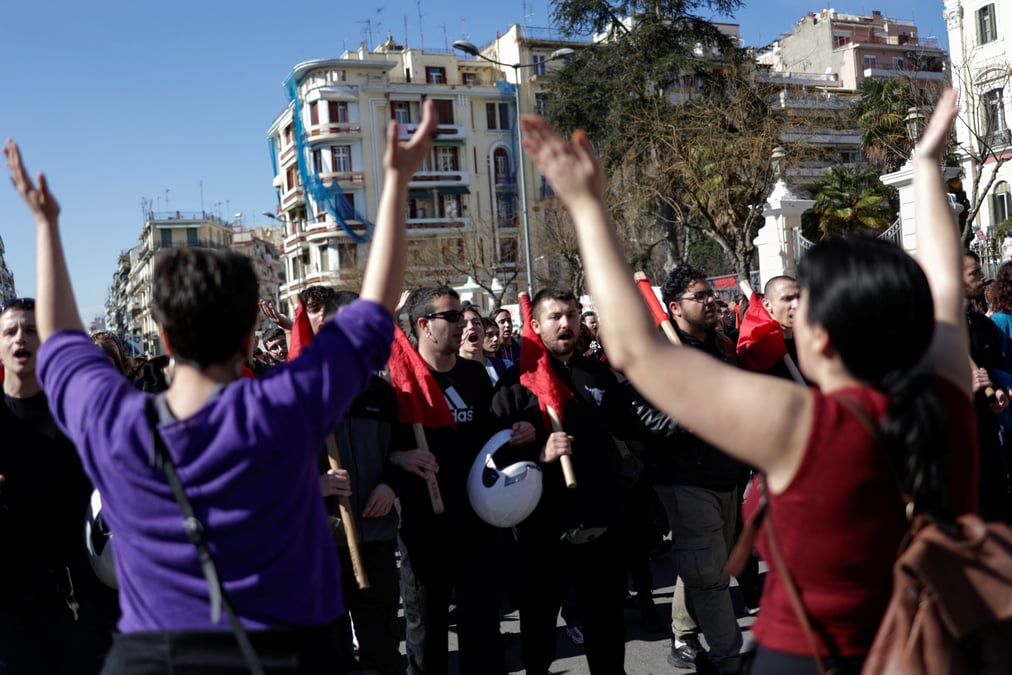 Des manifestants devant le ministere de la macedoine et de la thrace