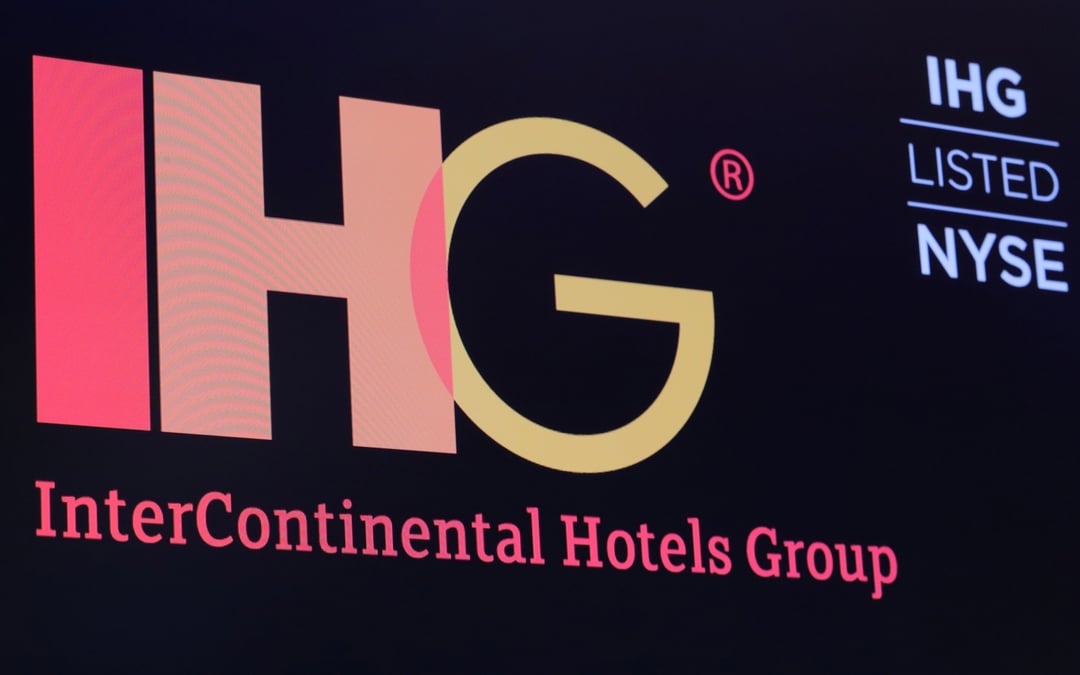 Le symbole boursier et le logo de la societe intercontinental hotels group sont affiches sur un ecran sur le parquet de la bourse de new york