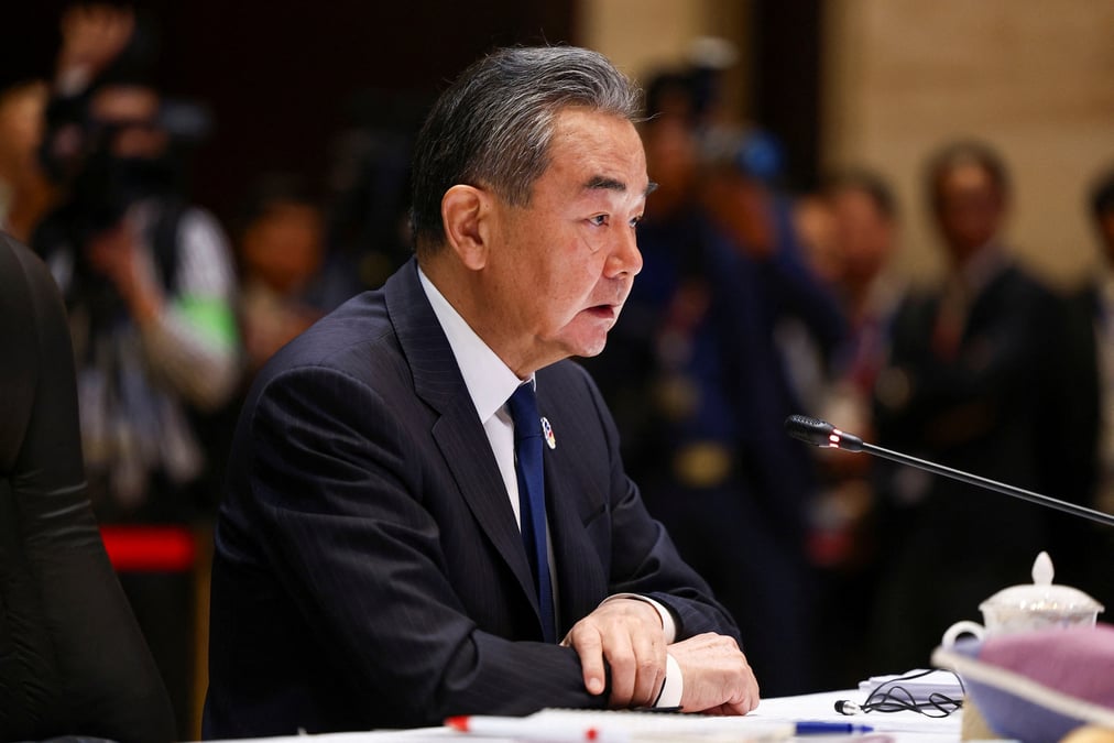 Le ministre chinois des affaires etrangeres wang yi lors de la 57e reunion des ministres des affaires etrangeres de l'asean, a vientiane