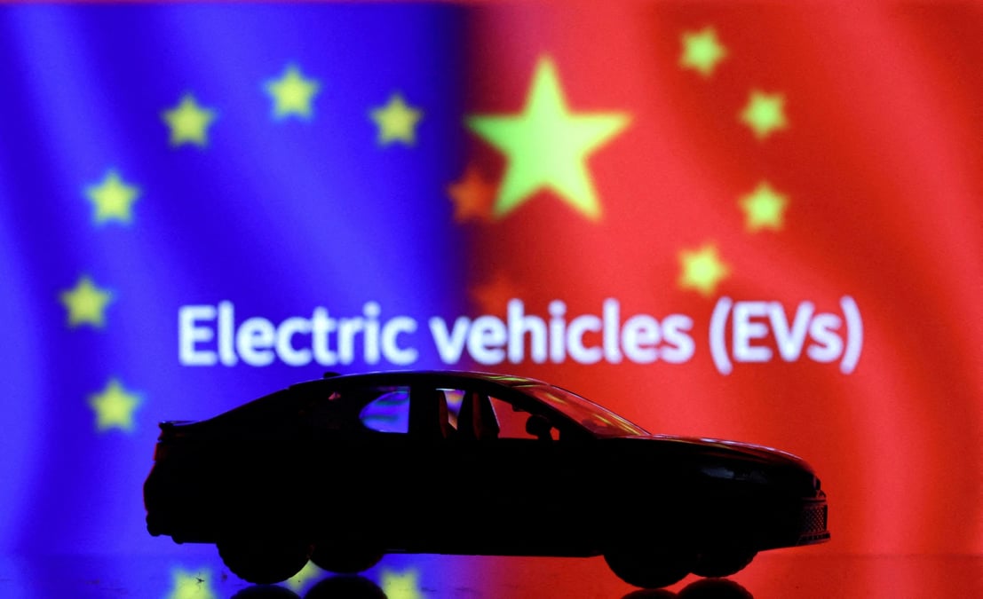 Illustration d'une miniature de voiture devant les drapeaux de l'union europeenne et de la chine