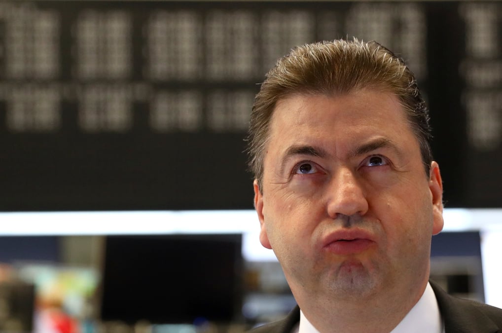 Un trader travaille a la bourse de francfort