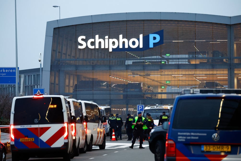 La police travaille a l'aeroport schiphol d'amsterdam, suite aux violences visant les supporters d'une equipe de football israelienne, a amsterdam