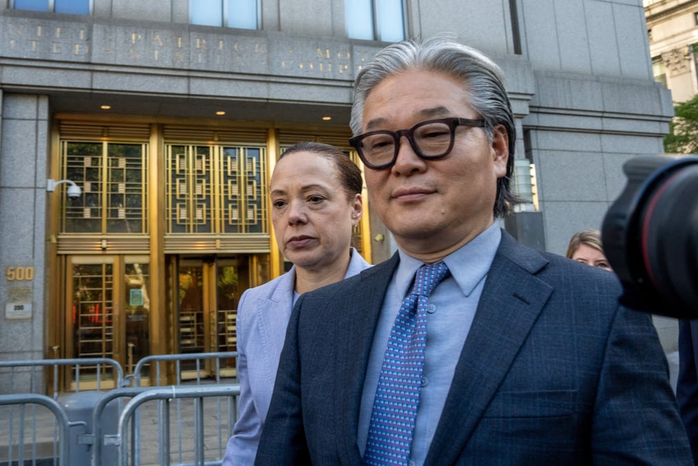 Sung kook 'bill' huang, le fondateur et dirigeant de la societe d'investissement privee archegos, quitte le tribunal federal apres avoir ete reconnu coupable dans son proces pour racket criminel