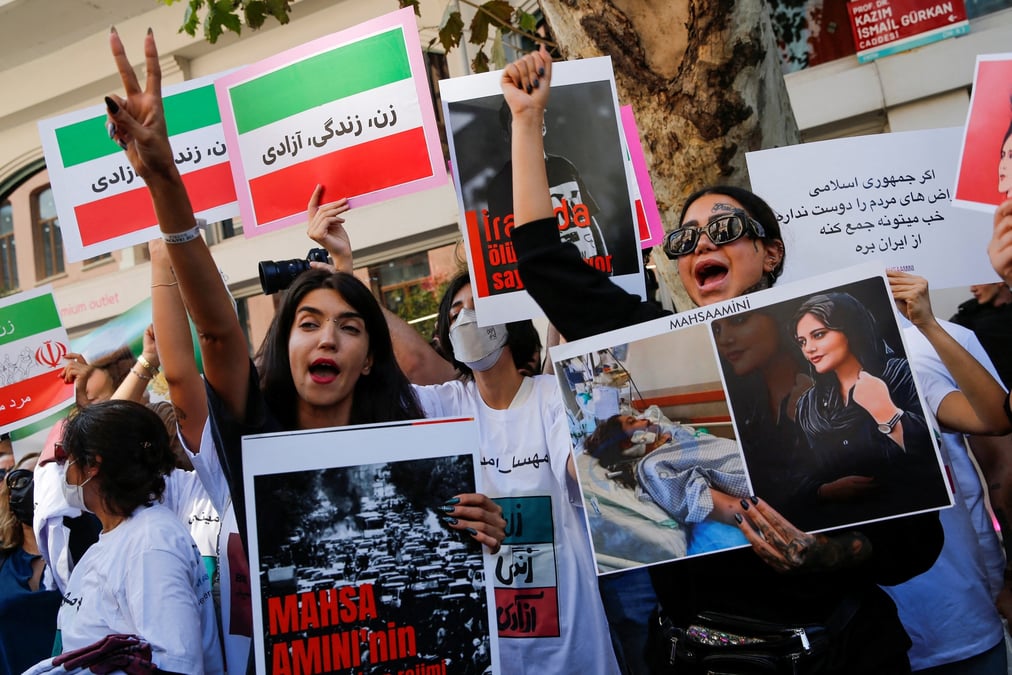 Des manifestants lors d'une manifestation pres du consulat iranien a istanbul suite a la mort de mahsa amini en iran
