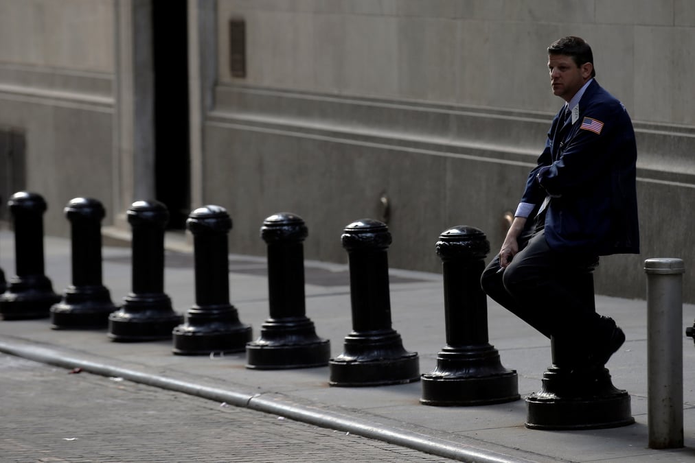 Un trader a l'exterieur de la bourse de new york