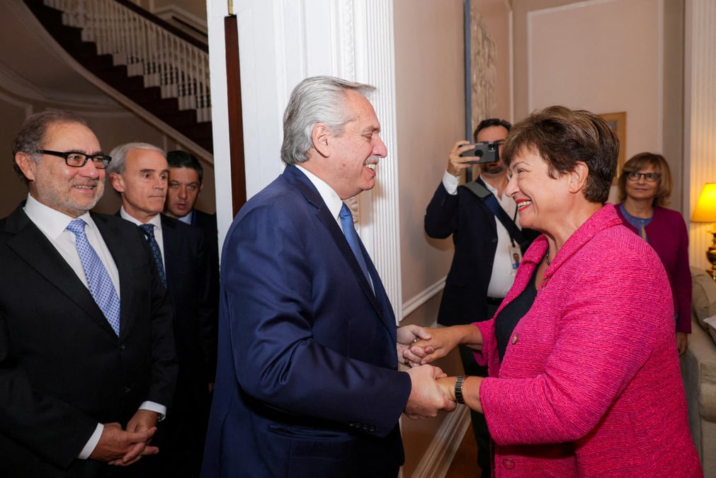 Le president argentin alberto fernandez avec la dg du fmi kristalina georgieva