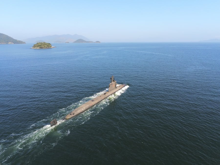 Disposer d'une flotte de sous-marins crée pour l'ennemi potentiel une incertitude sur le positionnement de ce système d'armes invisible et capable de protéger de vastes zones.