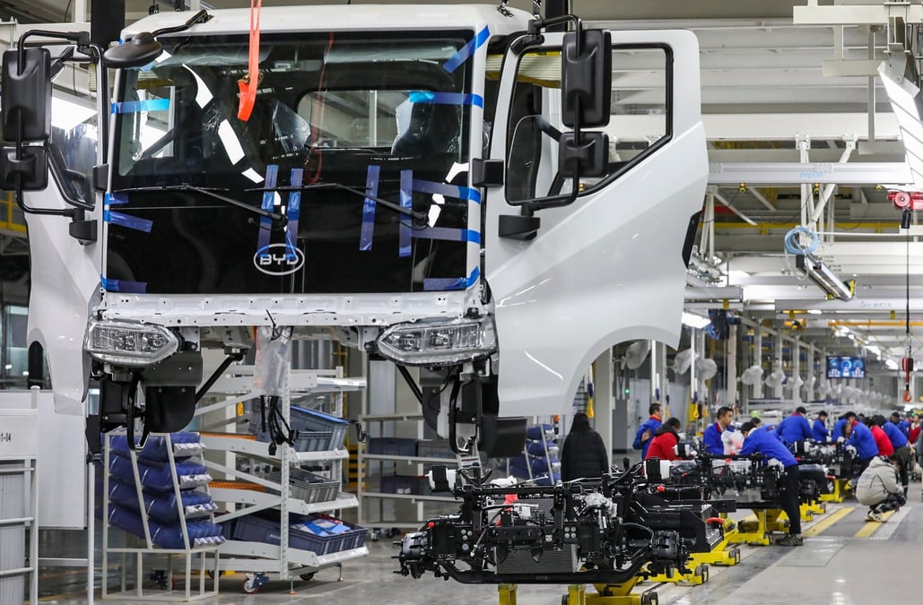 Des ouvriers dans l'usine BYD de Huai'an, une ville du nord de la province du Jiangsu en Chine.