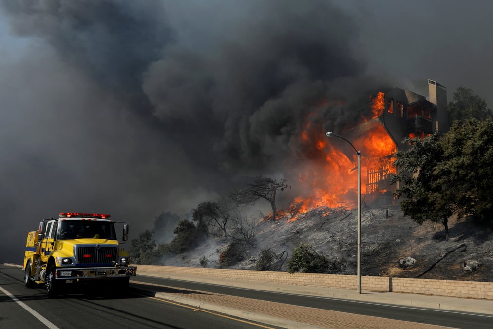 Californie: les pompiers progressent, vents violents attendus