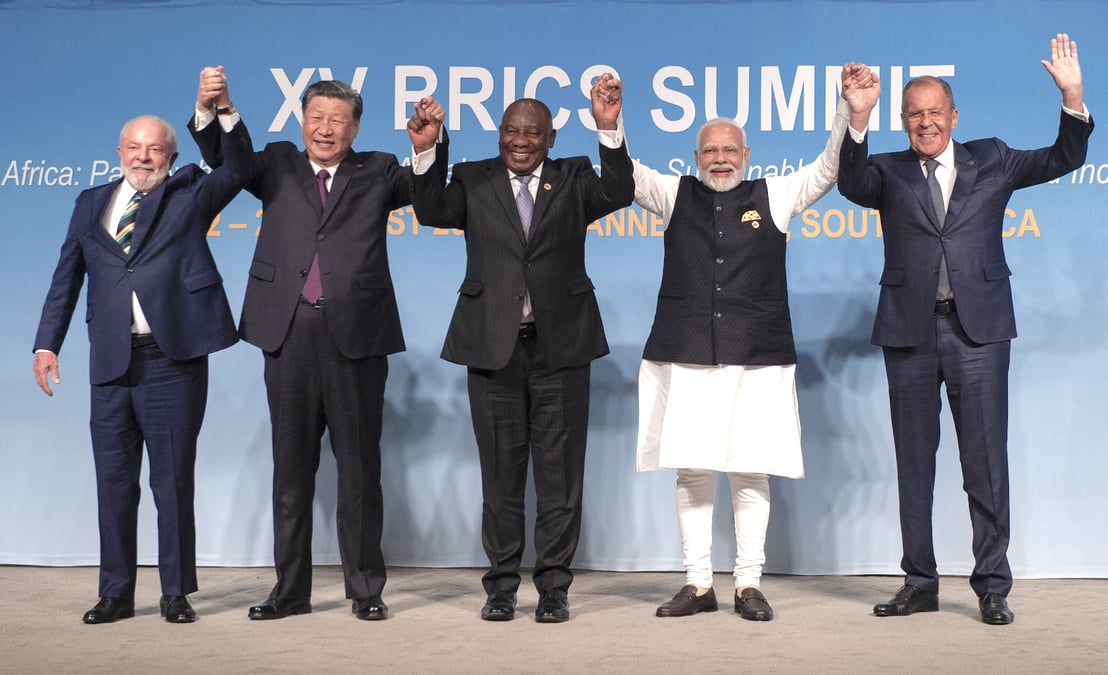 Composé de l'Afrique du Sud, du Brésil, de la Chine, de l'Inde et de la Russie, le groupe accueille officiellement depuis le 1er janvier 2024 cinq nouveaux pays.
