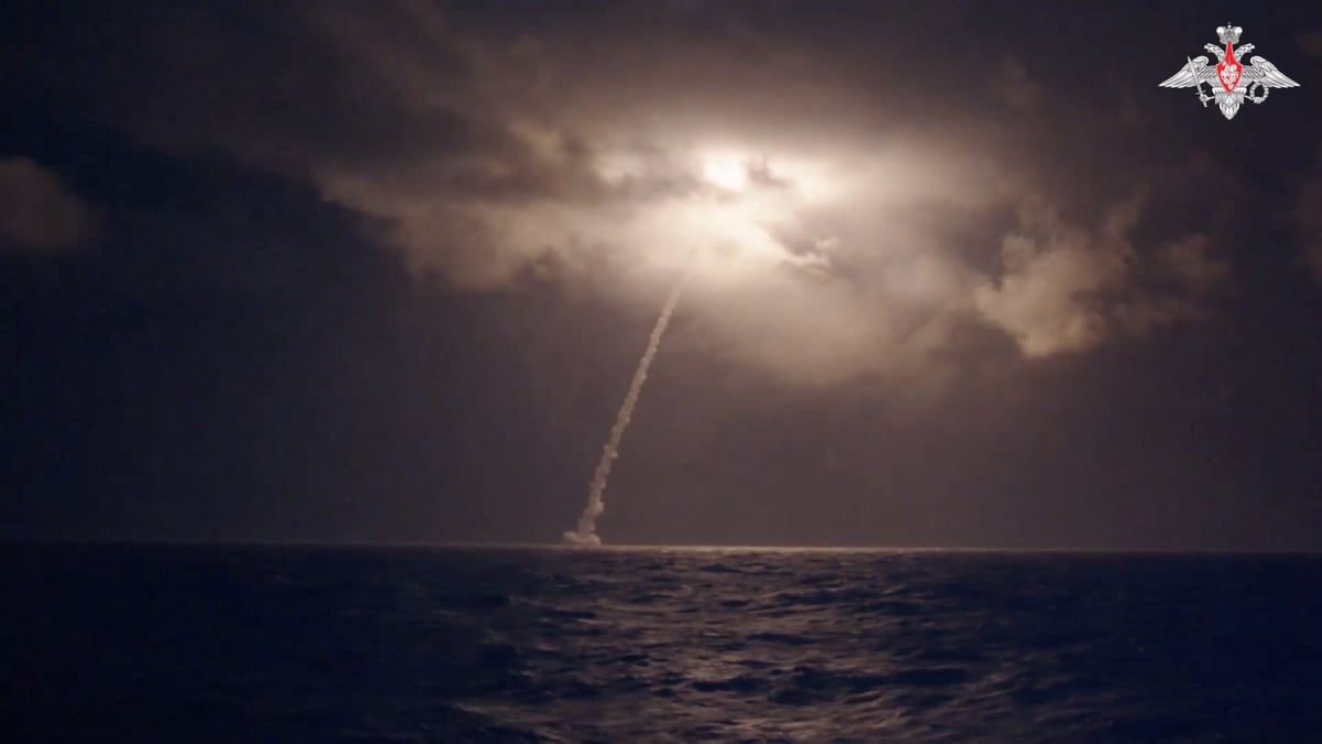 Un missile balistique russe lance depuis un sous-marin lors d'un test dans la mer d'okhotsk