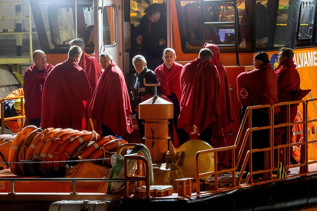 Deux marins sont toujours portés disparus, alors que quatorze ont pu être sauvés et emmenés vers le port espagnol de Carthagène.