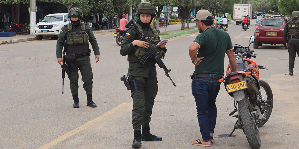 Barrage filtrant de la police colombienne dans le centre de Tibú, le 6 février.